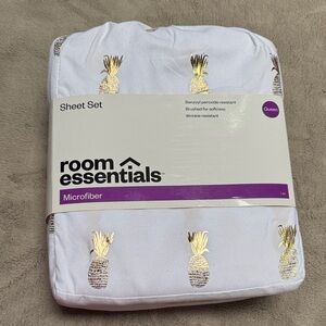 Room Essentials White and Gold Pineapple Sheet Set